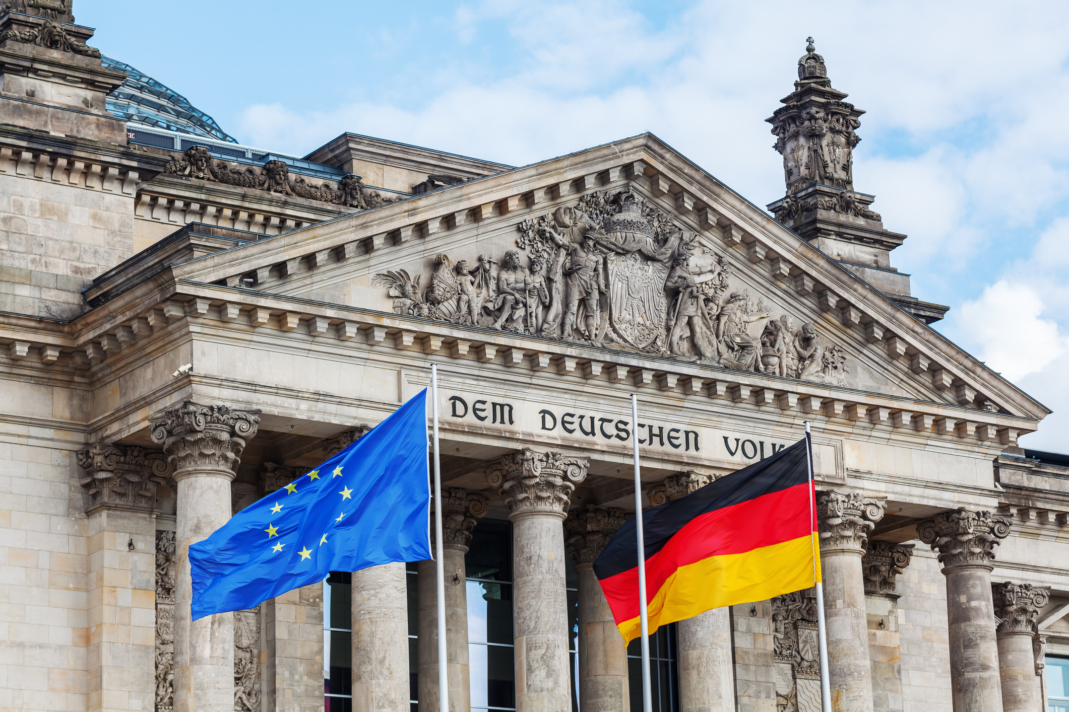 Фрг. Германия флаг Бундестаг. Reichstag с флагом Германии. Флаг Германии на Рейхстаге. Министерство финансов Германии.